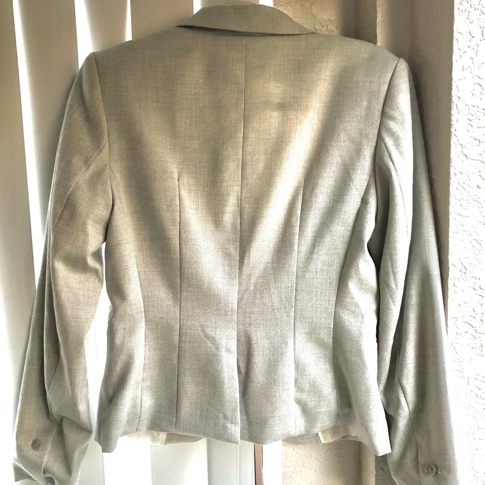 Sleek women’s fitted suit